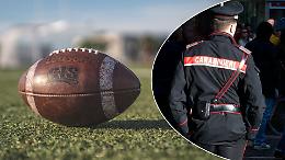 Invadono il campo da rugby per festeggiare: fumogeni e urla nella notte a Settimo Torinese