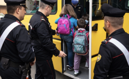 Scuolabus pieno di bambini, autista ubriaco al volante: sfiorata la tragedia