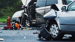 Schianto sulla provinciale 222: auto finisce sotto un camion, ferito un anziano