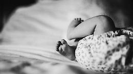 Orrore su un neonato di 7 mesi: botte, traumi e morte dopo il ritorno a casa
