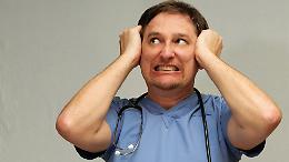 Sanit&agrave; piemontese: pi&ugrave; scrivanie che infermieri... Si sente "puzza"