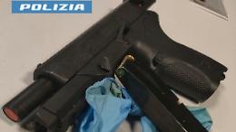 Lite domestica degenera: spara in casa e minaccia la compagna