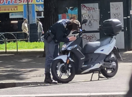Barriera di Milano, scooter abbandonata dopo un tentato furto