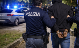 Aggressione nella notte a Torino: uomo colpito con una bottiglia rotta ai giardini di corso Giulio Cesare