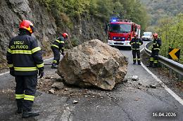 Masso sulla statale 338, paura sulla strada per Mongrando: evitato il peggio a Bollengo