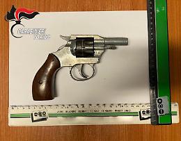 Lite per un parcheggio degenera: in Canavese un 75enne minaccia la vicina con una pistola