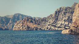 Hormuz, il ritorno della stretta iraniana: lo Stretto si richiude, tre navi sotto attacco e la sfida di Teheran agli Stati Uniti