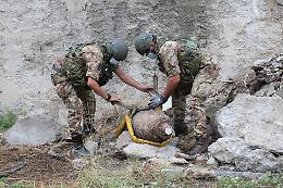 Passeggiata tra i sentieri, spunta una granata: paura a San Francesco al Campo