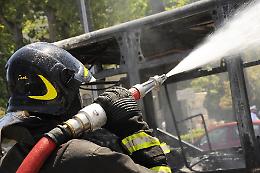 Incendio bus a Moncalieri, paura in piazza Tre Martiri: mezzo distrutto dalle fiamme