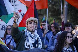 Torino, corteo pro Palestina: bandiera israeliana calpestata davanti all&rsquo;Associazione Italia Israele
