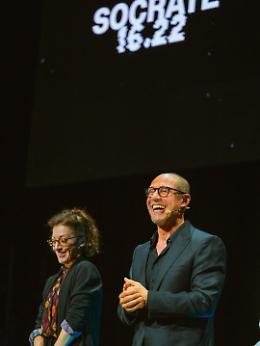 Stefano Accorsi conquista Torino: alla Biennale Tecnologia il futuro dell&rsquo;IA passa da una storia di famiglia