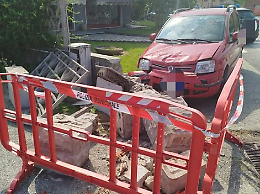 Schianto nella notte a Verolengo: auto distrugge una recinzione e manda in tilt i servizi 