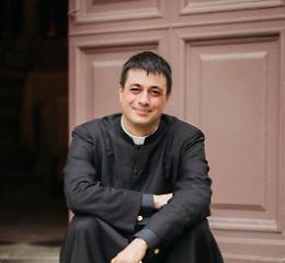 Raccolta firme per don Mario: la comunit&agrave; si mobilita davanti all&rsquo;abbazia. "Non &egrave; una notizia da vendere. &Egrave; il nostro parroco!"