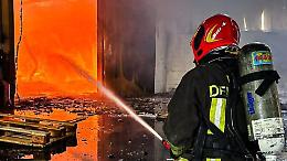 Maxi incendio nel Torinese, domani scuola chiusa