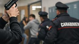 Paura in una scuola del Chivassese: studente spara con una pistola in corridoio