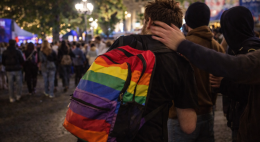 Aggredito per uno zaino arcobaleno a Torino: volontario del Pride colpito dopo il Lovers Festival