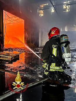 Inferno a Beinasco: maxi incendio devasta capannone, nube nera visibile per chilometri (FOTO e VIDEO)