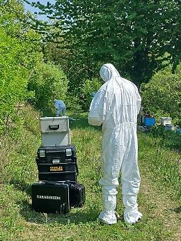 Strage familiare nel silenzio del borgo: uccide ex moglie e compagno, poi si lancia dal castello