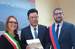 Piastra si trova in Cina, ma su Facebook &egrave; sempre qui