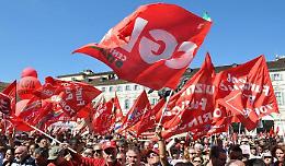 Protesta a Torino contro la riforma degli istituti tecnici: in piazza i sindacati