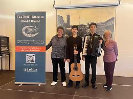 Bollengo, il &ldquo;Festival della Cicala&rdquo; conquista il pubblico: sala gremita e giovani talenti protagonisti