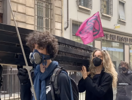 Protesta davanti al Consiglio regionale: Extinction Rebellion mette in scena un &ldquo;funerale&rdquo; per l&rsquo;ambiente
