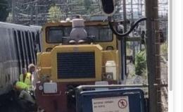 Motrice esce dai binari durante i lavori: paura al passaggio a livello di Valperga