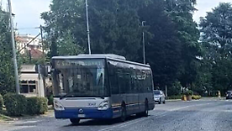 Ivrea, caos in corso Nigra: blocca due autobus e resiste alla polizia