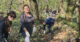 Impresa e volontariato fanno squadra: 49 dipendenti Suzuki al lavoro sui sentieri con il Cai Lanzo