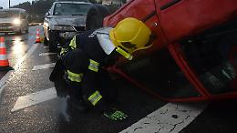 Auto si ribalta in pieno centro, paura ad Alpignano ma il conducente esce illeso