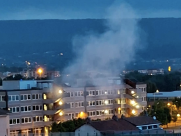 Attentato nella notte al tribunale di Ivrea: bomba carta lanciata nel parcheggio, indagini a tutto campo