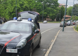 Auto rubata ritrovata a Barriera di Milano, segnalazione dei residenti: indagini su due persone fuggite nel parco