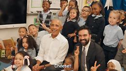 Obama e il nuovo sindaco di New York tra i bambini: canto, risate e un messaggio politico chiaro
