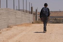 Filo spinato contro la scuola: bambini bloccati da dieci giorni, lezioni nel deserto sotto protesta
