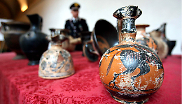 Vasi etruschi sulla mensola di casa: la procura di Ivrea chiede 2 anni e 8 mesi di carcere 