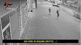 Spaccata violenta in pieno giorno a Bollengo: pestano padre e figlio, arrestati due giovani