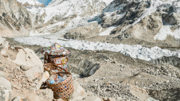 Everest: un gigantesco seracco blocca la via del Khumbu e congela la stagione delle spedizioni