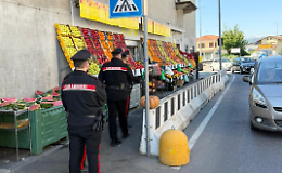 Blitz dei Nas in corso Vercelli a Ivrea: 15 mila euro di multe al negozio di frutta e verdura