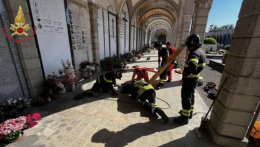 Cede il pavimento al cimitero, precipita in una tomba: grave incidente per l&rsquo;ex sindaco