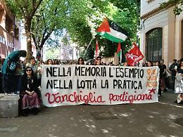 Torino, tensione al corteo del 25 aprile: attivisti battono sulle recinzioni di Askatasuna
