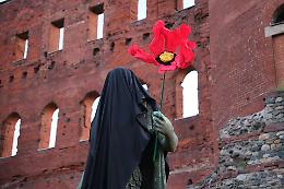  Extinction Rebellion oscura le statue di Mussolini a Torino: &ldquo;Ripudiare il fascismo, difendere la Terra&rdquo;  (FOTO e VIDEO)