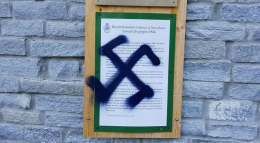 Sfregio alla memoria della Resistenza: svastica su una targa a Novalesa
