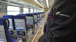 &ldquo;Mi dia il biglietto&rdquo;: follia sul treno, capotreno aggredito a testate da un passeggero
