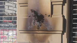 Targa partigiana bruciata a Torino: il 25 aprile si trasforma in scontro totale
