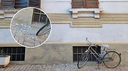 Calcinacci cadono dall&rsquo;ex scuola: tragedia sfiorata tra i tavolini del bar, dov'era seduto anche l'ex sindaco del paese