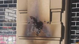 Sfregio alla memoria del 25 Aprile: incendiata la targa partigiana a Vanchiglia