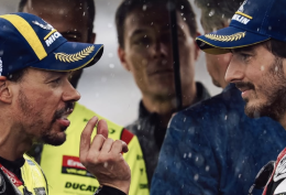 Bagnaia lotta fino alla fine ma vince Marquez: Sprint folle tra cadute e colpi di scena