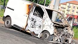 Furgone in fiamme nella notte a Torino: paura in piazza Sofia, indagini sulle cause