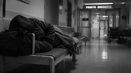 Non si dorme solo sotto i portici di via Torino. C'&egrave; chi passa la notte anche sulle panche del Pronto Soccorso