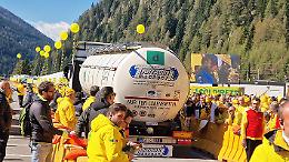 &ldquo;Prosciutti tedeschi venduti come italiani&rdquo;: agricoltori torinesi al Brennero contro il falso Made in Italy